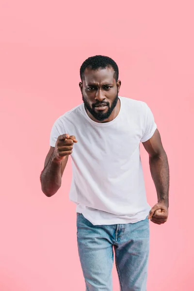 Porträt eines wütenden afrikanisch-amerikanischen Mannes, der isoliert auf rosa Kamera zeigt — Stockfoto
