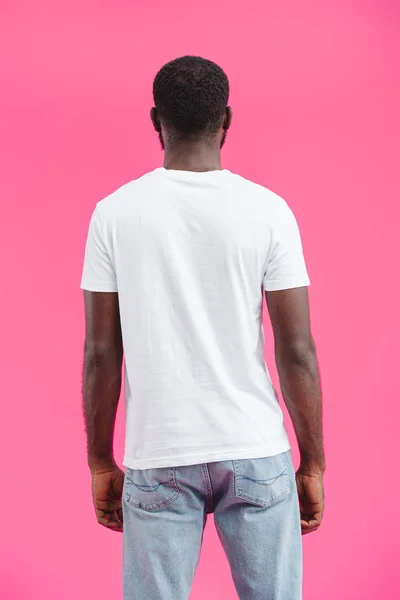 Rückansicht eines afrikanisch-amerikanischen Mannes in lässiger Kleidung isoliert auf rosa — Stockfoto