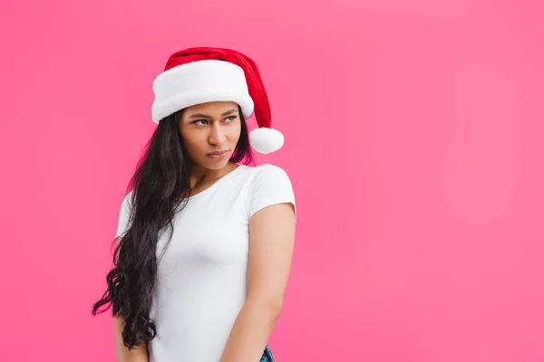 Porträt einer nachdenklichen afrikanisch-amerikanischen Frau mit Weihnachtsmann-Hut isoliert auf rosa — Stockfoto