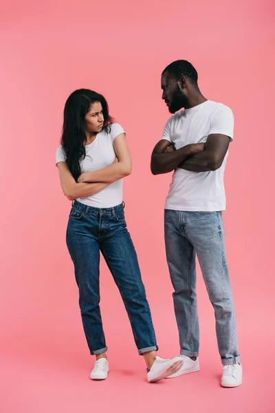 Irritado casal afro-americano com braços cruzados olhando um para o outro no fundo rosa — Fotografia de Stock