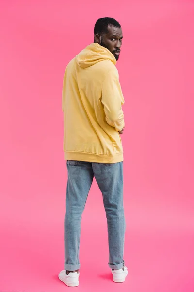 Stylische afrikanisch-amerikanische Mann Blick auf Kamera auf rosa Hintergrund — Stockfoto