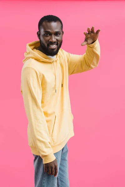 Stilvolle afrikanisch-amerikanische Mann gestikuliert mit der Hand isoliert auf rosa Hintergrund — Stockfoto