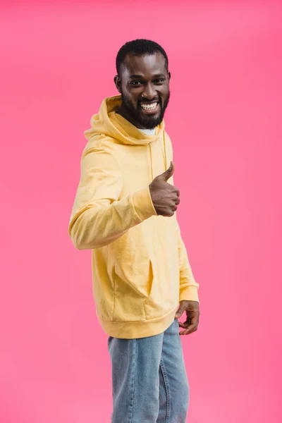 Felice uomo africano americano facendo pollice in su gesto isolato su sfondo rosa — Foto stock
