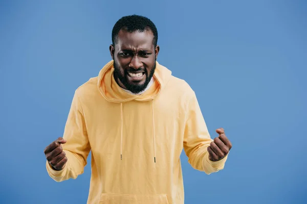 Jeune homme afro-américain en colère gesticulant par les mains isolées sur fond bleu — Photo de stock