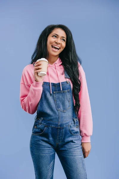 Mulher americana africana feliz com copo de café descartável isolado no fundo azul — Fotografia de Stock