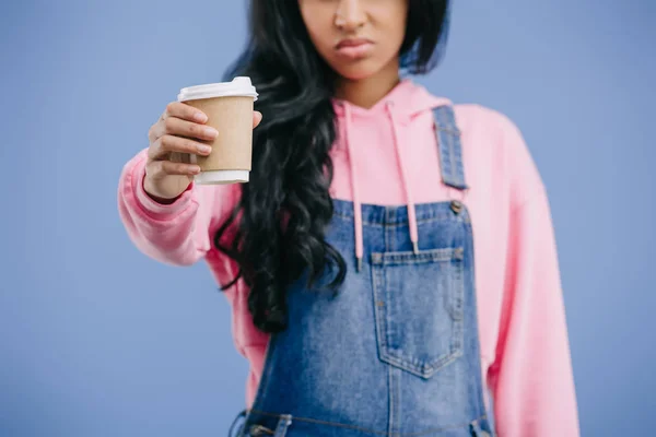 Vue partielle de la jeune femme afro-américaine montrant tasse de café jetable isolé sur fond bleu — Photo de stock