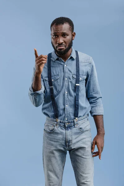 Pensivo jovem afro-americano fazendo ideia gesto isolado no fundo azul — Fotografia de Stock