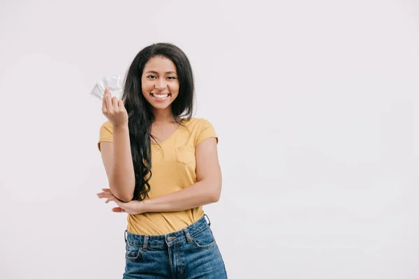 Sorrindo atraente menina afro-americana segurando preservativos de látex isolado no branco — Fotografia de Stock