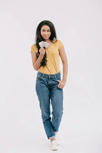 Alegre atraente menina afro-americana mostrando preservativos isolados em branco — Fotografia de Stock