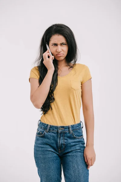 Chica afroamericana irritada hablando por teléfono inteligente aislado en blanco - foto de stock