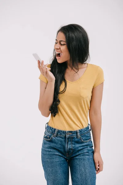 Afroamericana chica hablando por teléfono inteligente y gritando aislado en blanco - foto de stock