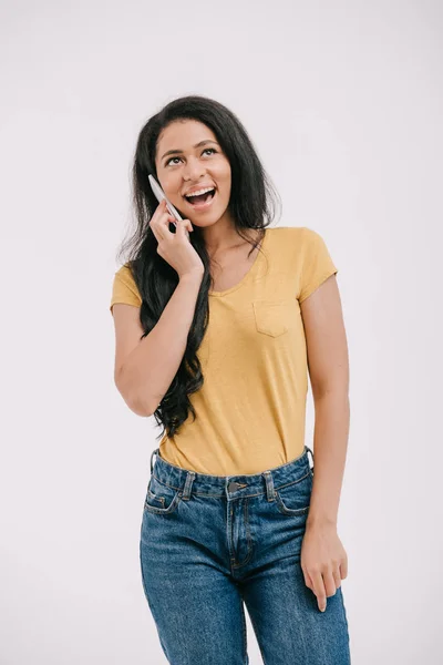 Riéndose atractiva afroamericana chica hablando por teléfono inteligente aislado en blanco - foto de stock