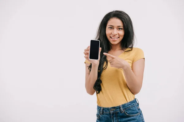 Lächelnde Afroamerikanerin zeigt auf Smartphone mit leerem Bildschirm auf weißem Hintergrund — Stockfoto