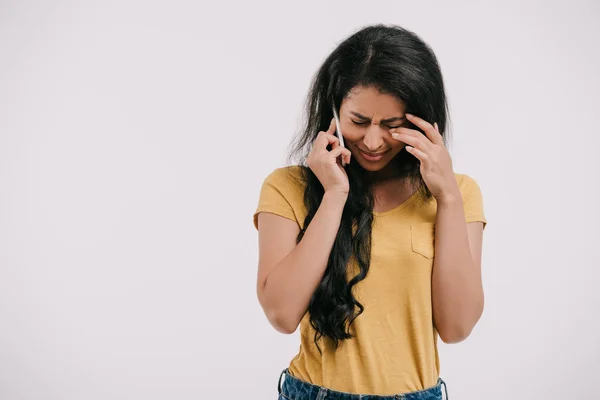 Chica afroamericana llorando y hablando por teléfono inteligente aislado en blanco - foto de stock