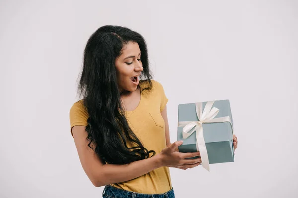 Eccitata ragazza afroamericana guardando scatola presente isolato su bianco — Foto stock