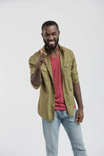 Lächelnd schöner afrikanisch-amerikanischer Mann zeigt auf Kamera isoliert auf weiß — Stockfoto