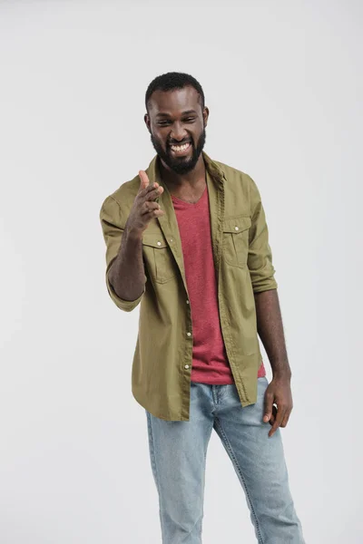 Sonriente guapo africano americano hombre apuntando en cámara aislado en blanco - foto de stock