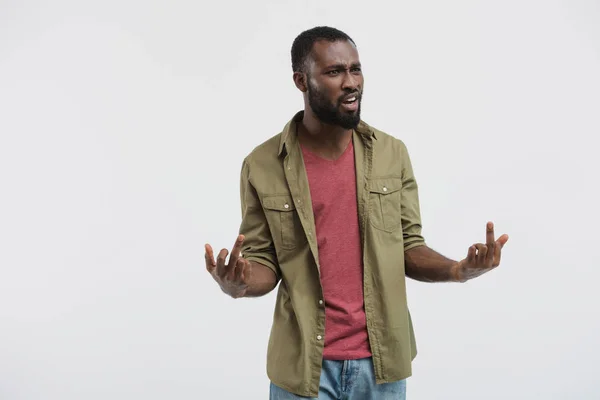 Agresivo afroamericano hombre mostrando los dedos medios aislados en blanco - foto de stock