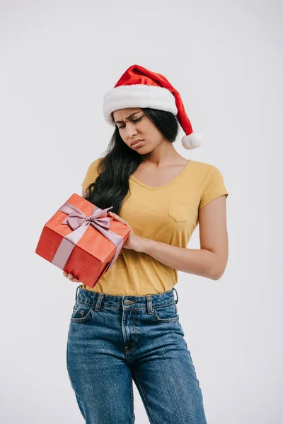 Aufgebracht afrikanisch-amerikanische Mädchen mit Weihnachtsmann hält Geschenk isoliert auf weiß — Stockfoto