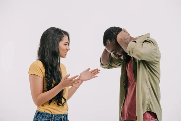 Vista lateral da namorada americana africana gritando com namorado isolado no branco — Fotografia de Stock