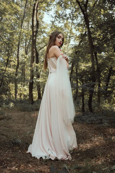 Atraente místico elfo posando em vestido elegante na floresta — Fotografia de Stock