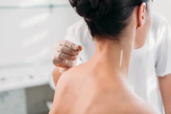 Tiro cortado de cosmetologist colocando agulhas no corpo das mulheres durante a terapia de acupuntura no salão de spa — Fotografia de Stock