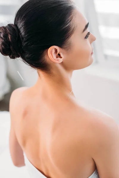 Mulher tendo terapia de acupuntura no salão de spa — Fotografia de Stock