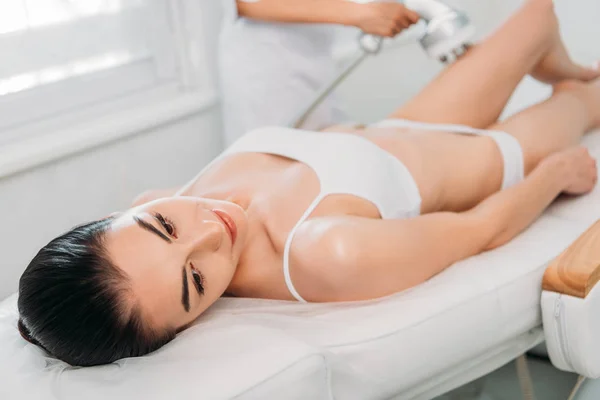 Mulher atraente recebendo massagem elétrica feita pelo cosmetologista no salão de spa — Fotografia de Stock