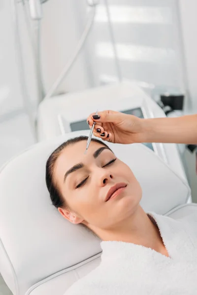 Hermosa mujer recibiendo limpieza facial en el centro de spa - foto de stock