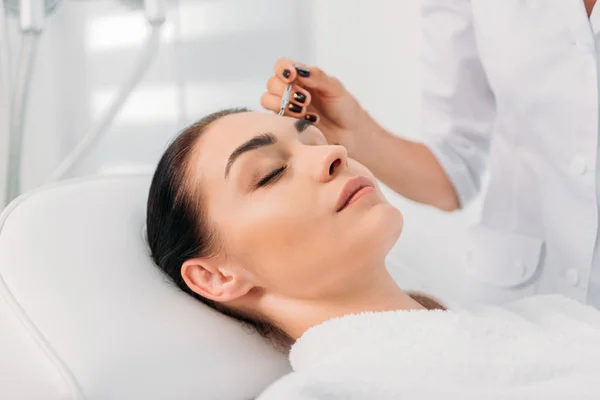 Beautiful woman receiving facial cleansing in spa center — Stock Photo