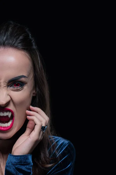 Halbgesicht-Porträt einer Frau mit Vampirzähnen auf Schwarz — Stockfoto