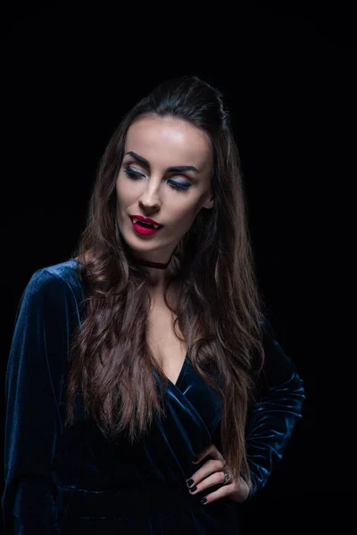 Vampire femme avec rouge lèvres isolé sur noir — Photo de stock