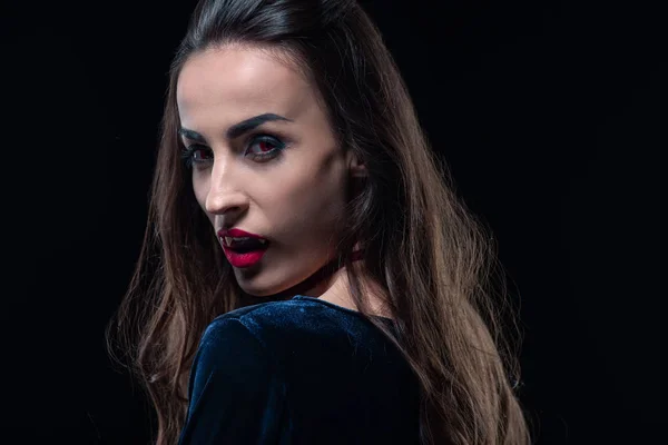 Vampir mit roten Lippen blickt isoliert auf schwarze Kamera — Stockfoto