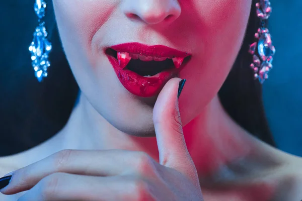 Vista recortada de vampiro con labios ensangrentados y colmillos - foto de stock