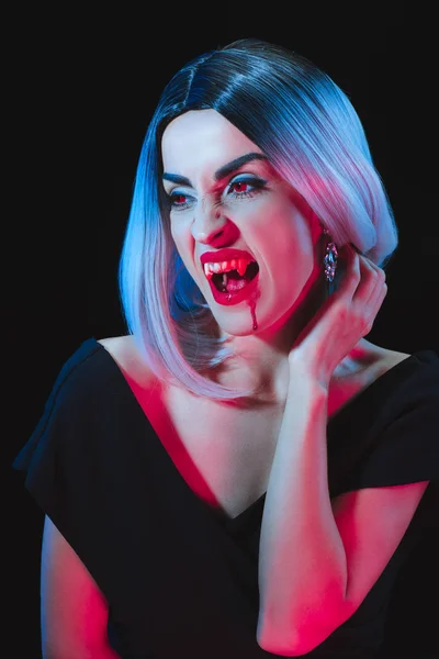 Donna triste mostrando zanne vampiro isolato su nero — Foto stock