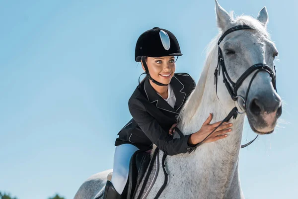 Attraente cavalcata equestre bella cavallo bianco a cavallo club — Foto stock