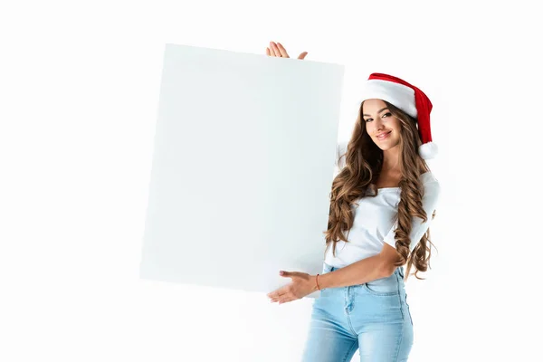 Sorridente ragazza in cappello di Babbo Natale con cartello bianco, isolato su bianco — Foto stock