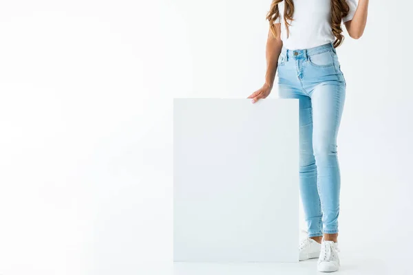Ausgeschnittene Ansicht einer Frau mit leerem Brett, isoliert auf weiß — Stockfoto