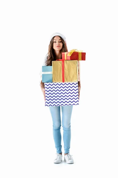 Menina bonita em santa chapéu segurando presentes de Natal, isolado em branco — Fotografia de Stock