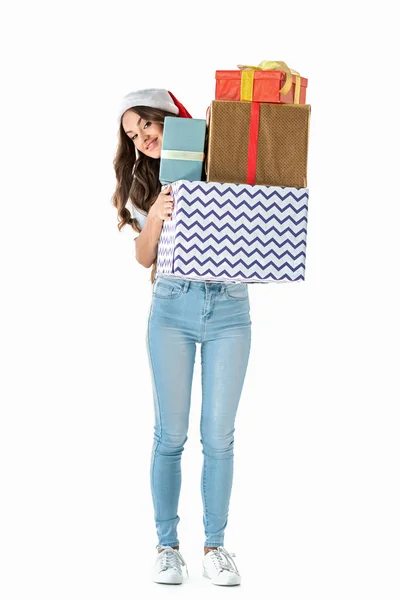 Attraktive junge Frau mit Weihnachtsmütze und Weihnachtsgeschenken, isoliert auf weiß — Stockfoto