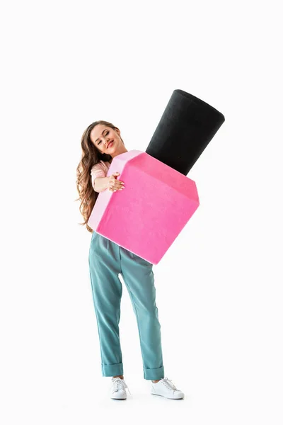 Atractiva chica sonriente sosteniendo gran esmalte de uñas rosa, concepto de manicura, aislado en blanco — Stock Photo