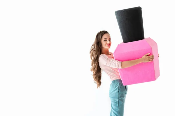 Mujer sonriente con esmalte de uñas rosa grande, concepto de manicura, aislado en blanco - foto de stock