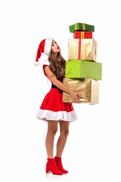 Jolie fille en costume de Père Noël tenant des boîtes-cadeaux, isolé sur blanc — Photo de stock