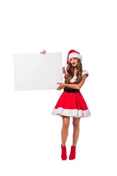 Morena chica en traje de santa mostrando tablero vacío, aislado en blanco - foto de stock