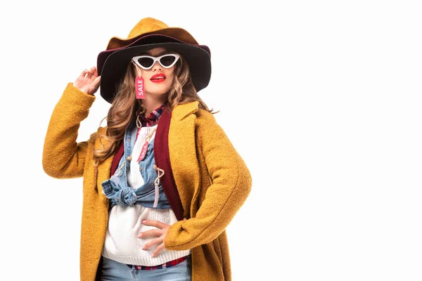 Attraktive stilvolle Mädchen im Herbst-Outfit mit Verkaufsetiketten, isoliert auf weiß — Stockfoto