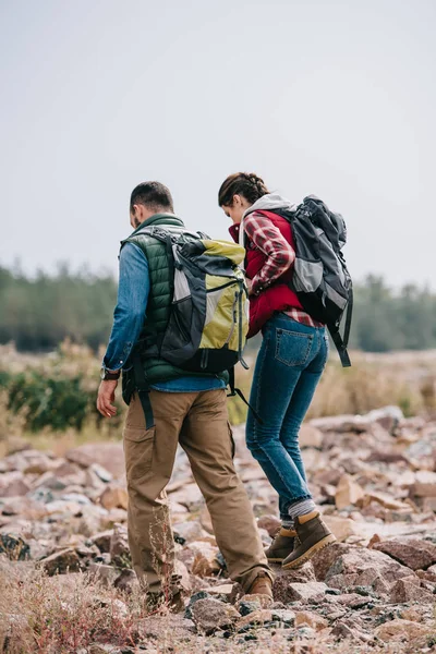 Randonneurs avec sacs à dos marchant sur des pierres — Photo de stock