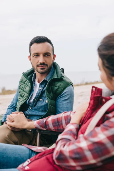 Homme et femme se tenant la main tout en profitant du camping ensemble — Photo de stock