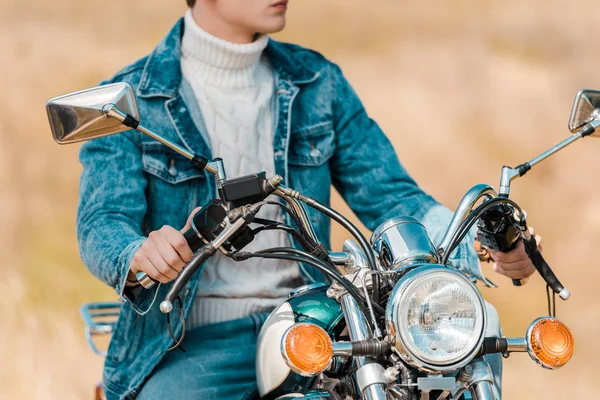 Обрізаний вид на стильного молодого чоловіка на ретро мотоциклі — стокове фото