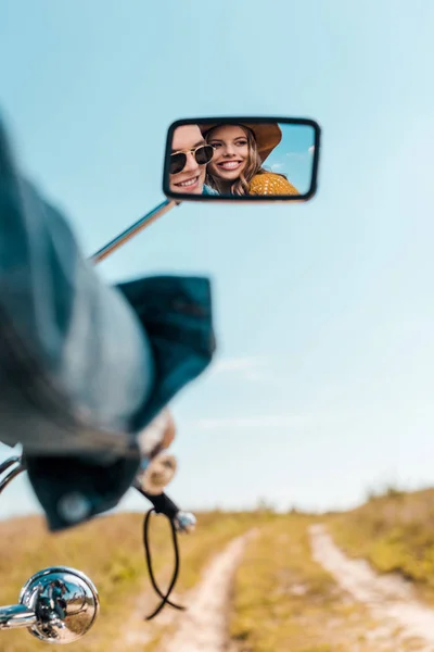 Reflexão de casal feliz no espelho retrovisor da moto — Fotografia de Stock
