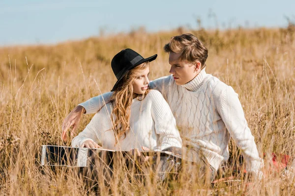 Atraente jovem casal olhando uns para os outros no prado — Fotografia de Stock